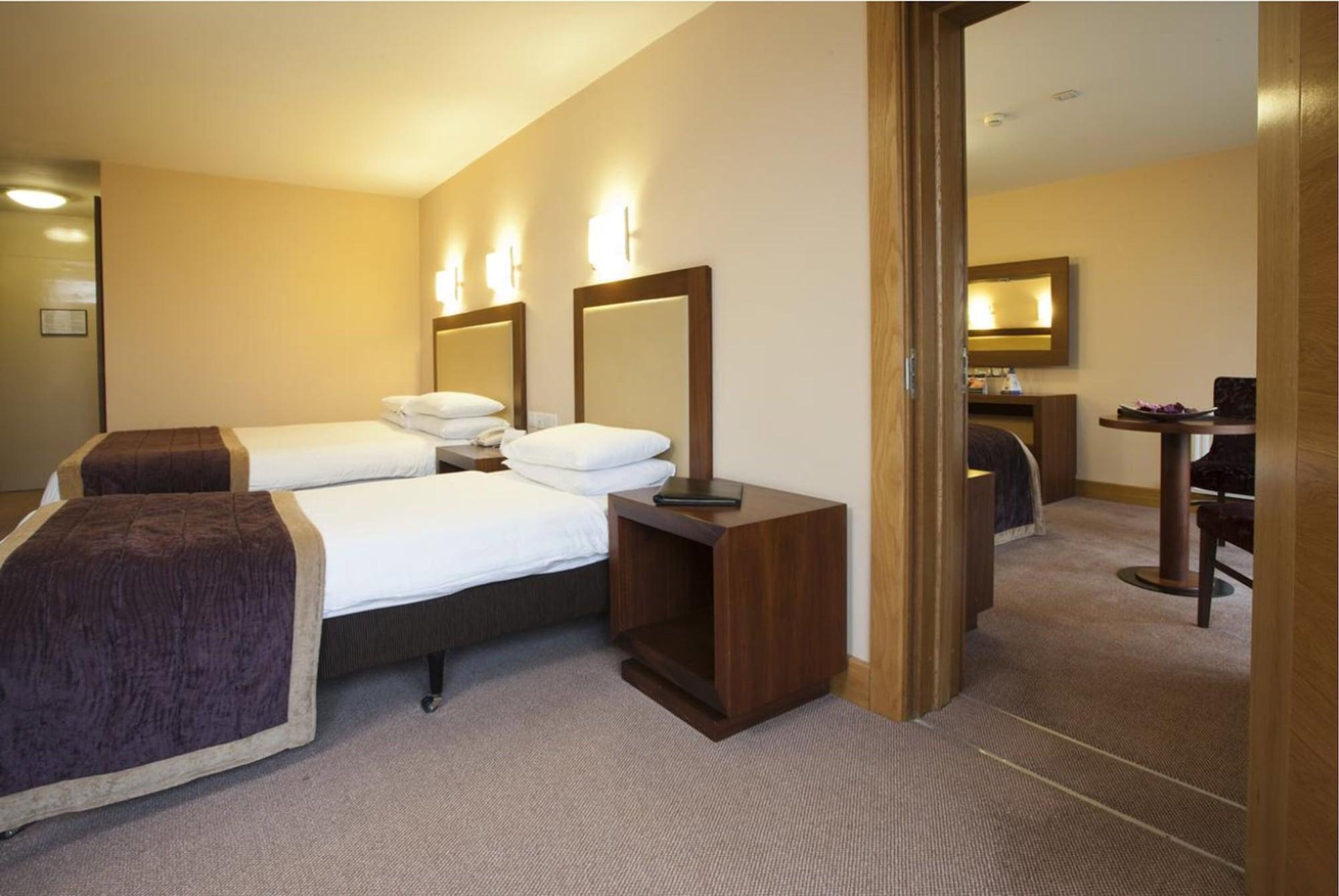 Westport Woods Hotel & Spa Exterior photo