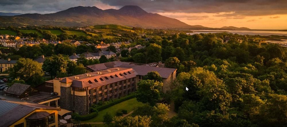 Westport Woods Hotel & Spa Exterior photo