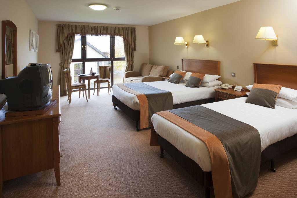 Westport Woods Hotel & Spa Exterior photo