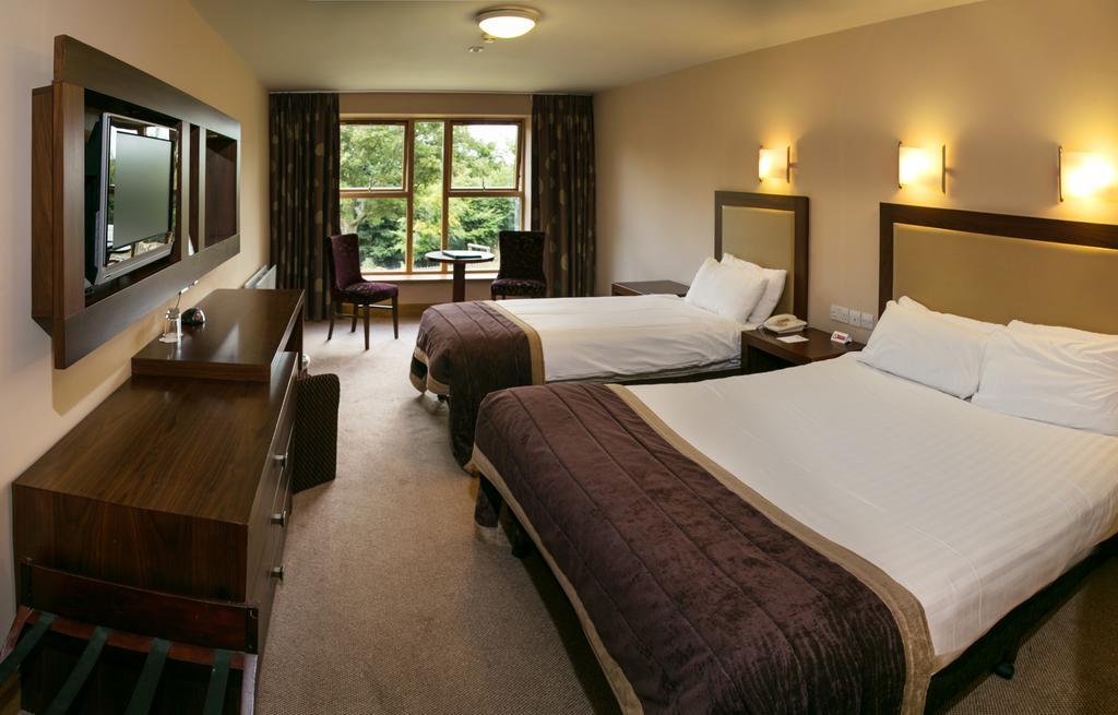 Westport Woods Hotel & Spa Exterior photo