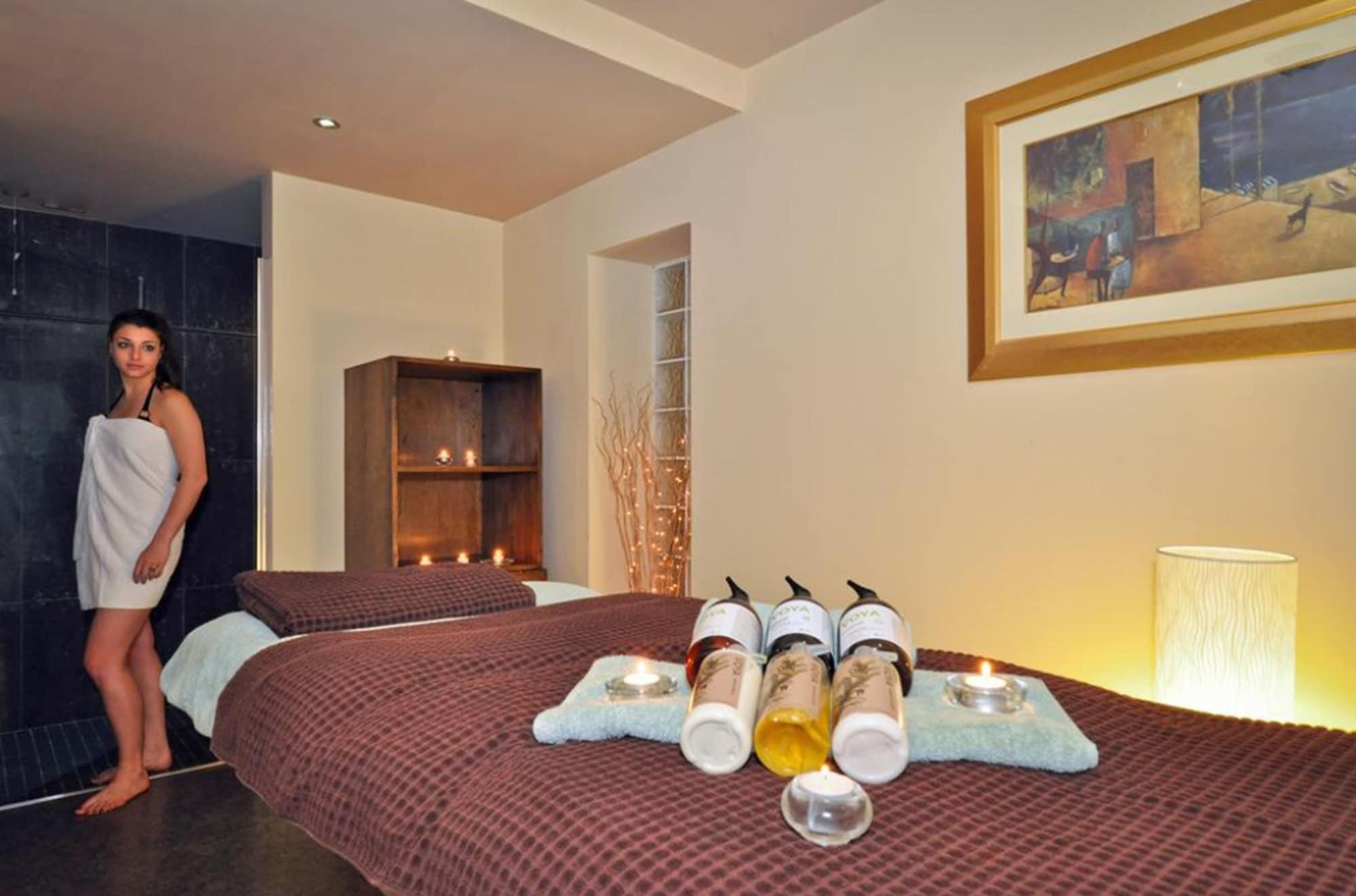 Westport Woods Hotel & Spa Exterior photo